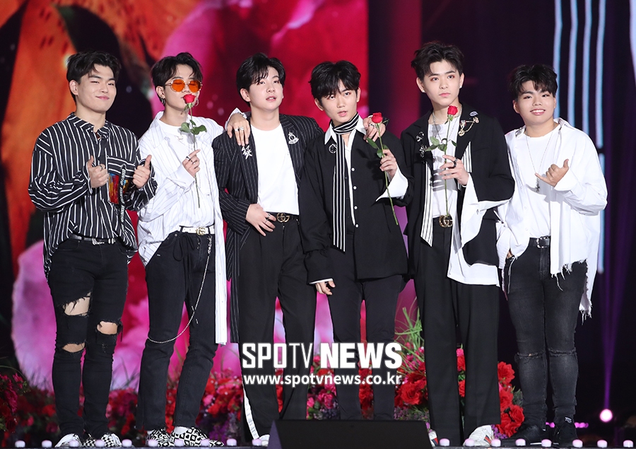 [포토S] 더 이스트라이트, 장미꽃 들고 느낌 있게