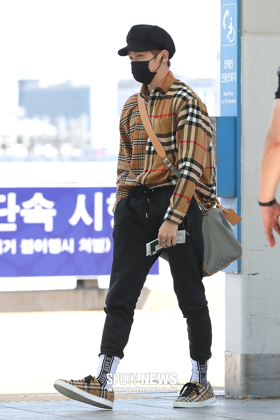 [포토S] 강다니엘, '더워보이지만 폼나네'