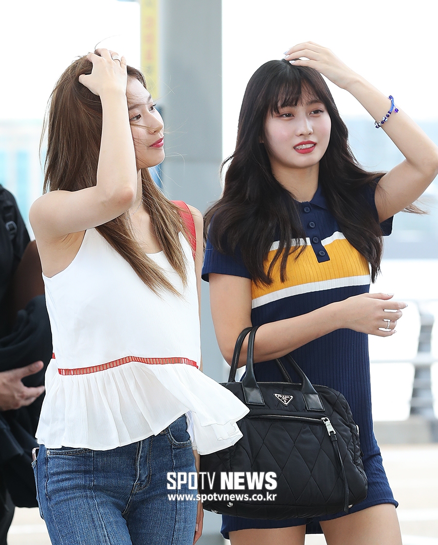 [포토S] 트와이스 사나-모모, '바람 맞아도 예뻐~'