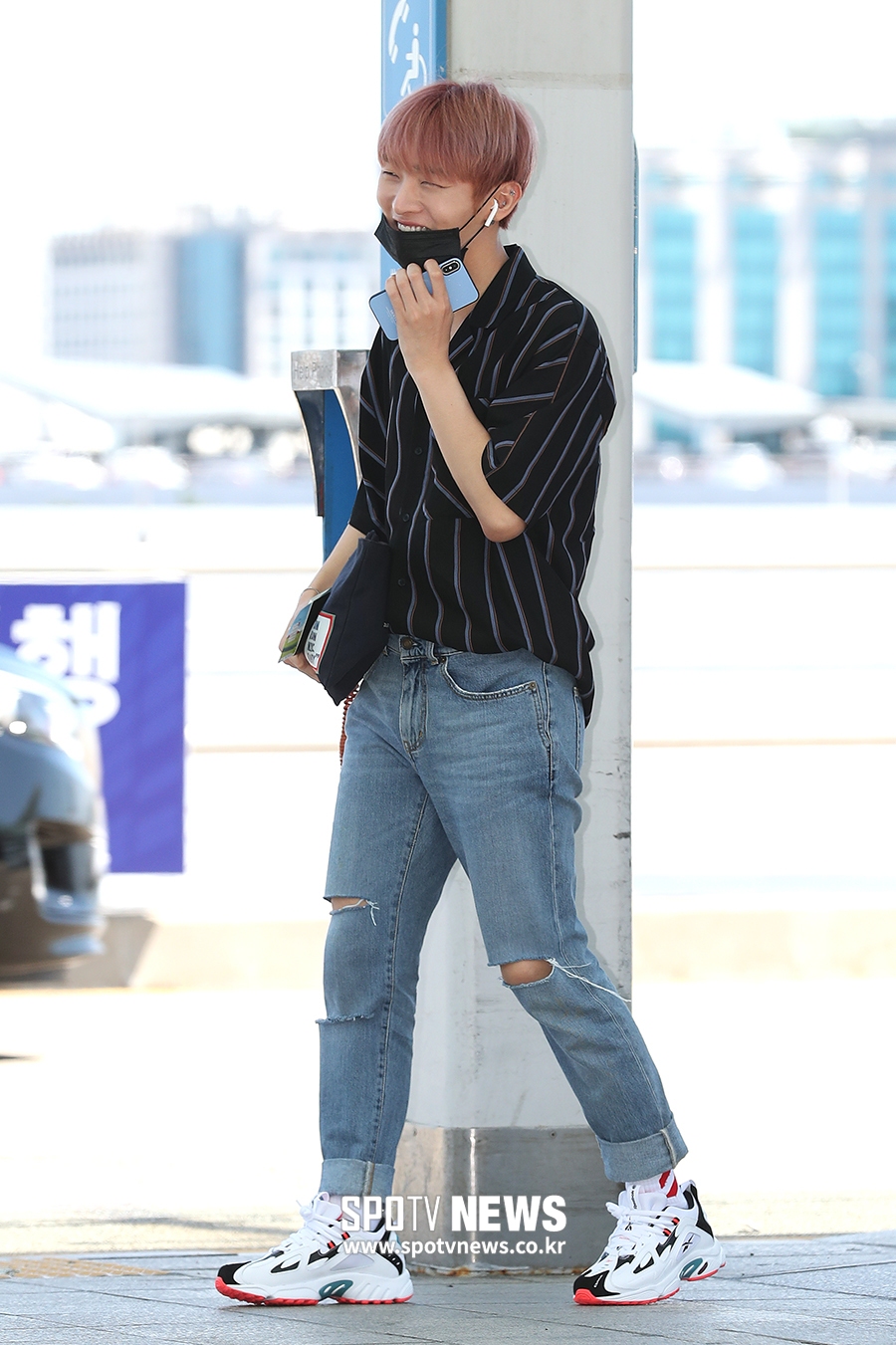 [포토S] 워너원 윤지성, 미소 지으며 출국