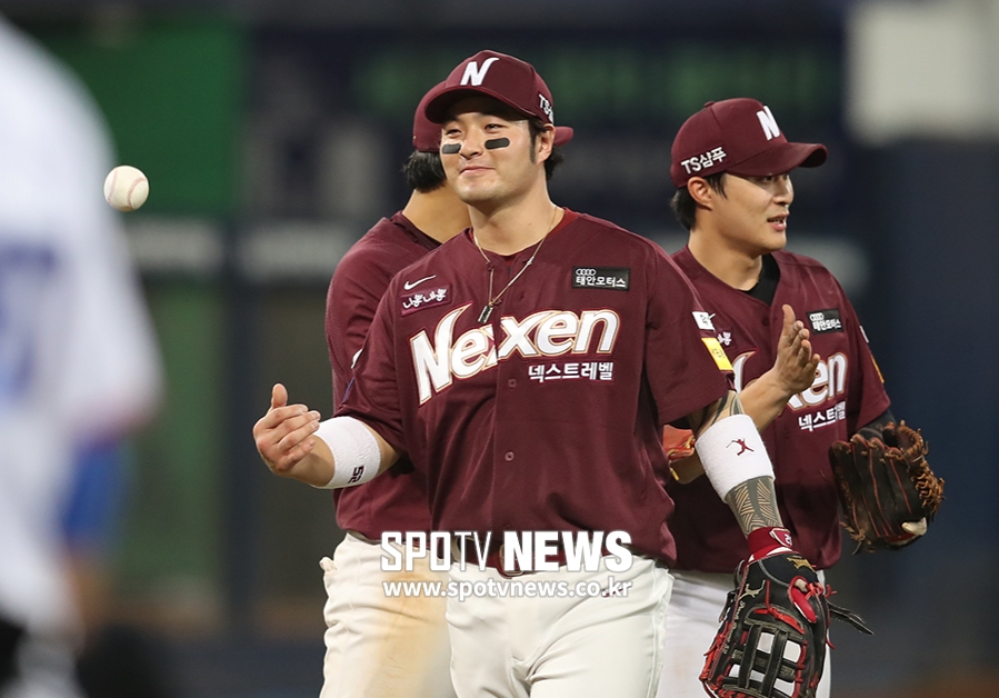 [포토S] 박병호, '승리 공 챙기세요'