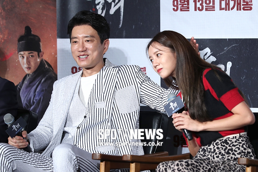 [포토S] 김명민, 혜리 머리를 쓰담쓰담