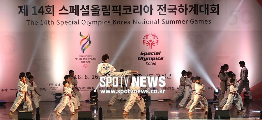 [포토S] 스페셜올림픽코리아 대회 축하하는 태권도 시범단