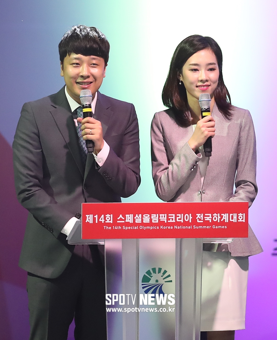 [포토S] 스페셜올림픽코리아 개회식 진행하는 채민준-노윤주 아나운서