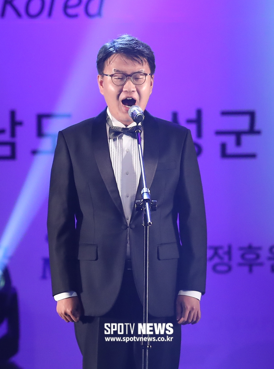 [포토S] 애국가 부르는 발달장애인아티스트 윤용준