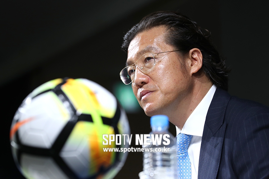[포토S] 취재진 질문 집중하는 김판곤 위원장
