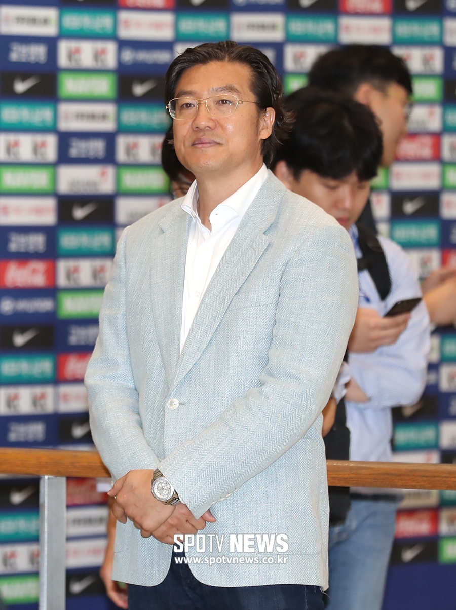 [포토S] 벤투 감독 기다리는 김판곤 위원장