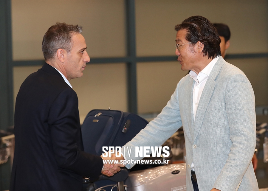 [포토S] 벤투 감독-김판곤 위원장, 다시 만나 반가운 악수