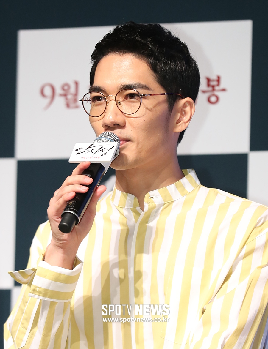 [포토S] 인사하는 배우 엄태구
