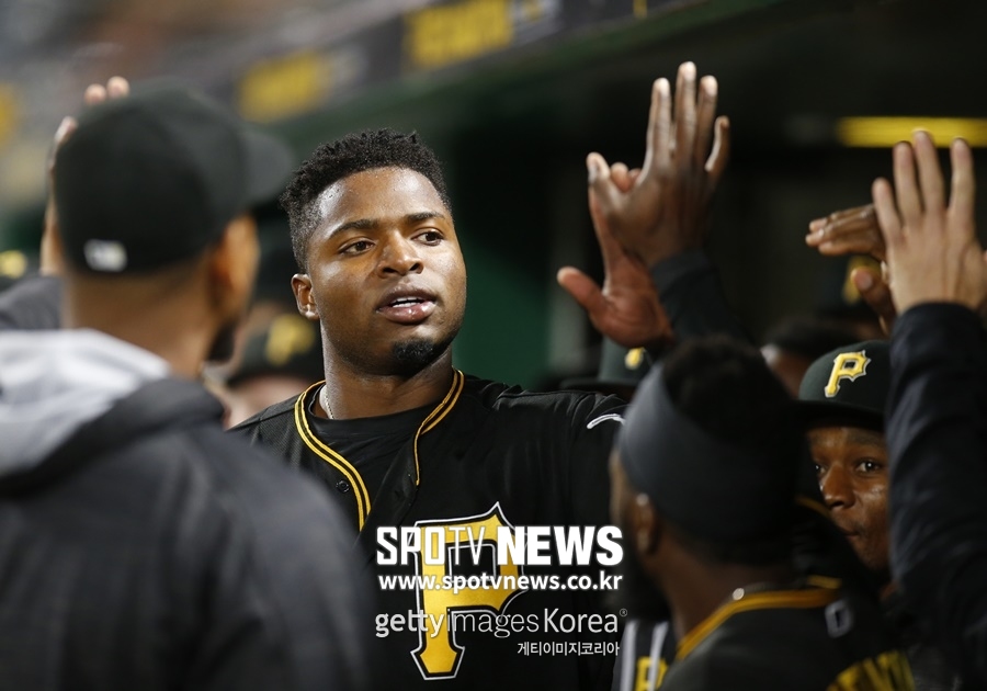 '웰컴 투 MLB' 신인 안타 빼앗은 우익수 땅볼