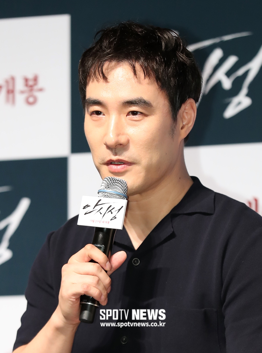 [포토S] 인사하는 배우 배성우