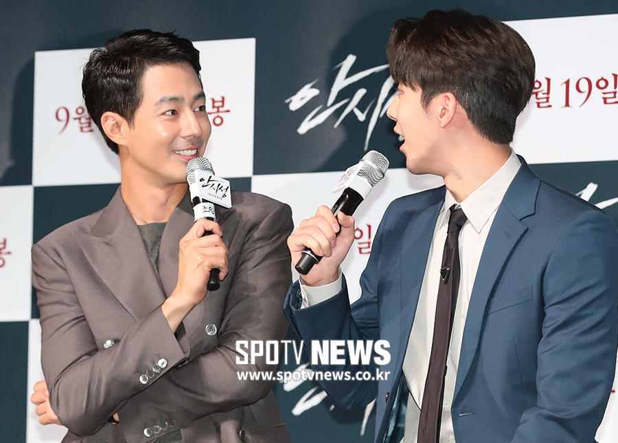 [포토S] 조인성, 사랑스런 후배 남주혁에게 농담