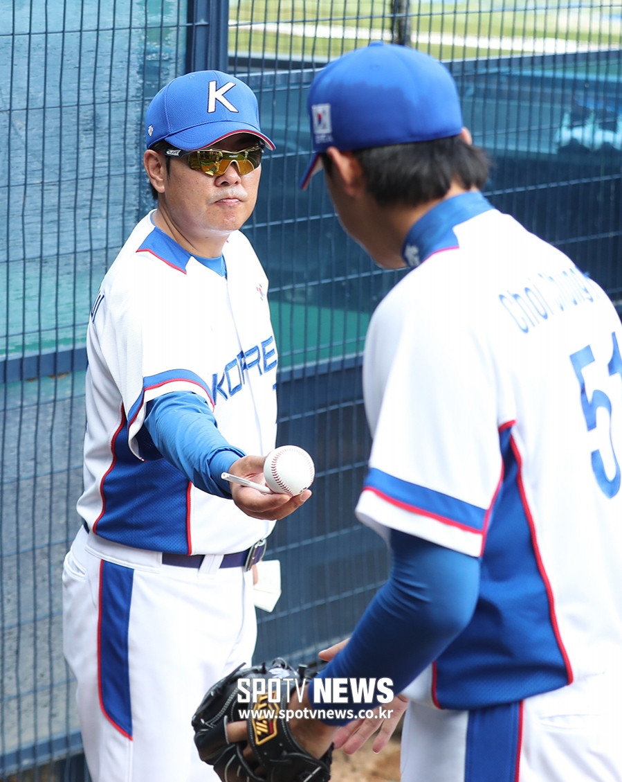 [포토S] 투수들 챙기는 정민철 코치