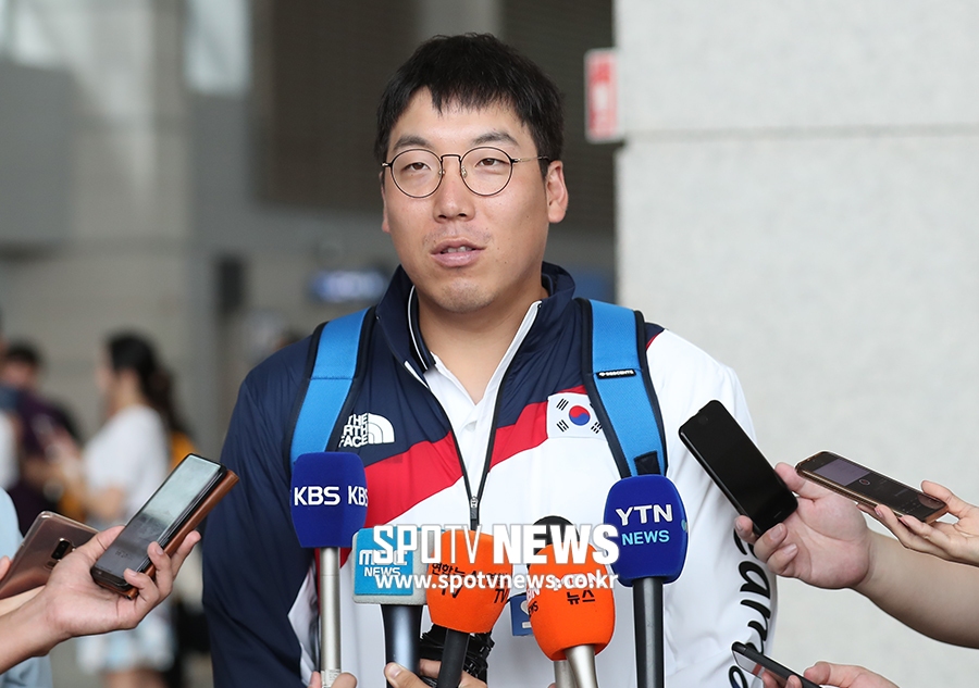[포토S] 인터뷰 하는 주장 김현수
