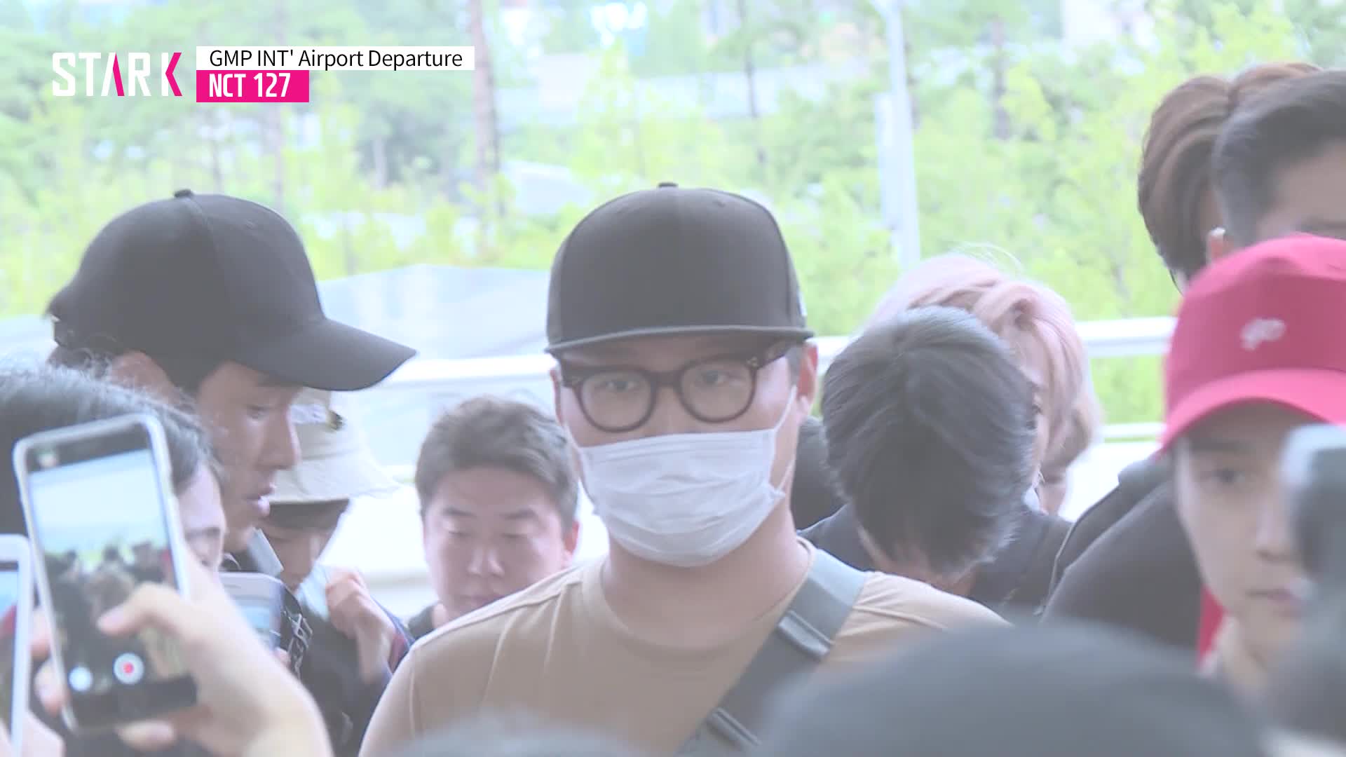 [영상] NCT 127, 질서 없는 팬들 속 아슬아슬한 출국