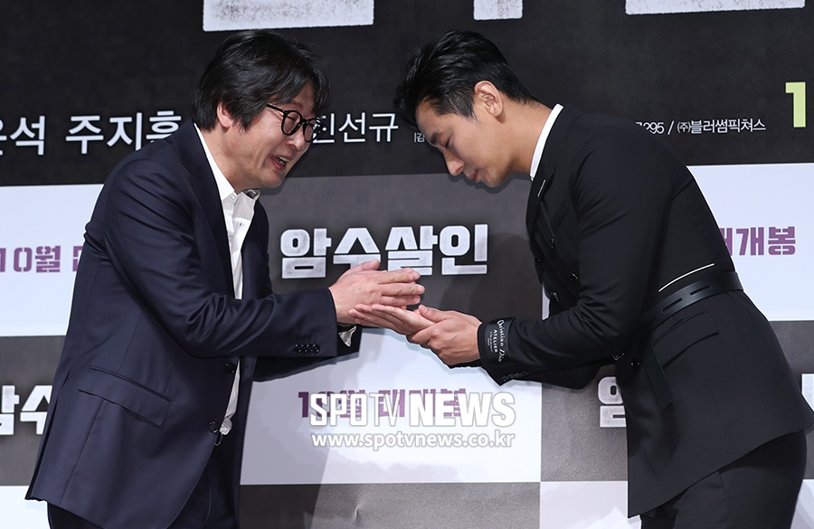 [포토S] 김윤석, 주지훈 장난에 빵!