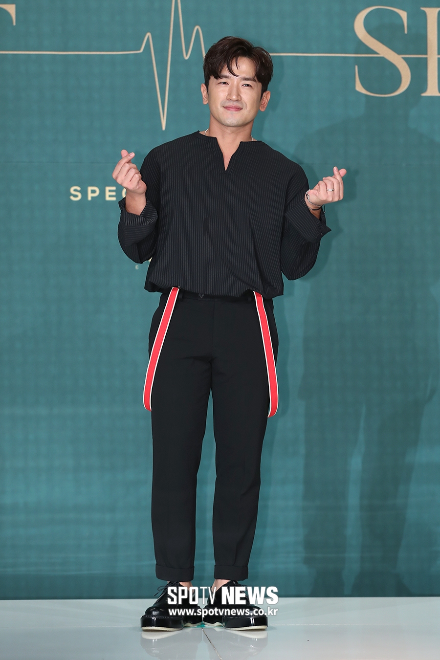 [포토S] 이민우, 애교 하트 뿅뿅~