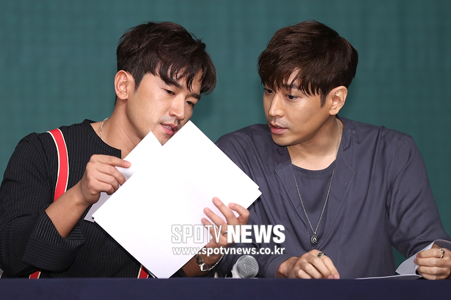 [포토S] 이민우-에릭, 진지한 대화