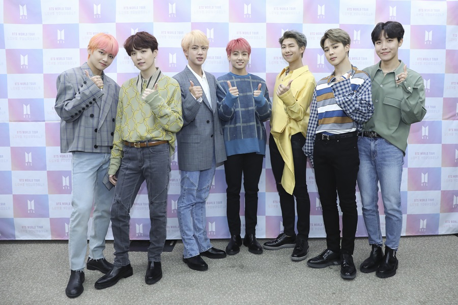 [초점S] '3관왕' 방탄소년단, 시상식 트로피 수집 시작
