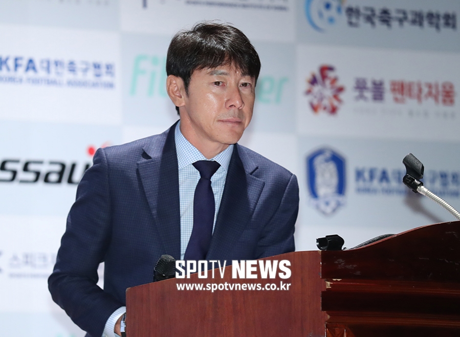 [포토S] 강연 시작 준비하는 신태용 감독