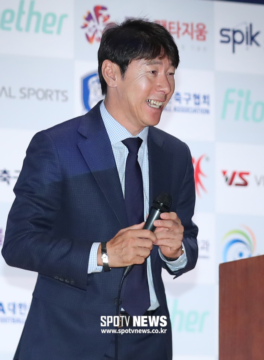 [포토S] 밝은 표정으로 인사하는 신태용 감독