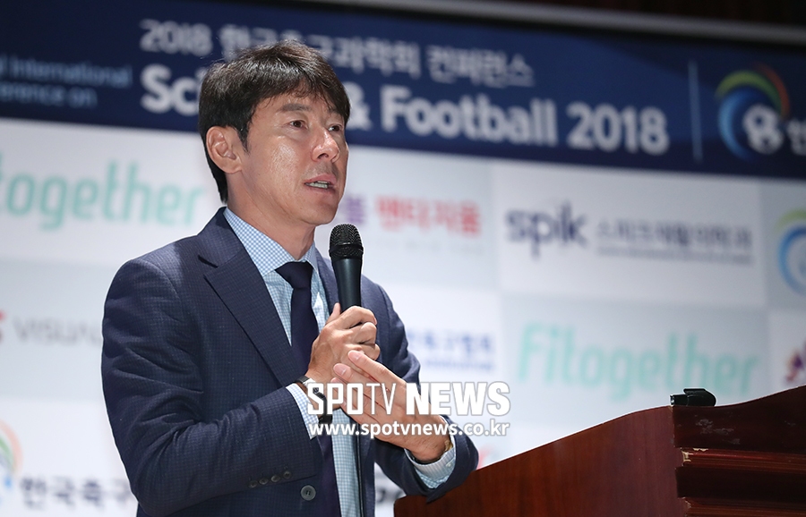 [포토S] 러시아 월드컵 리뷰하는 신태용 감독