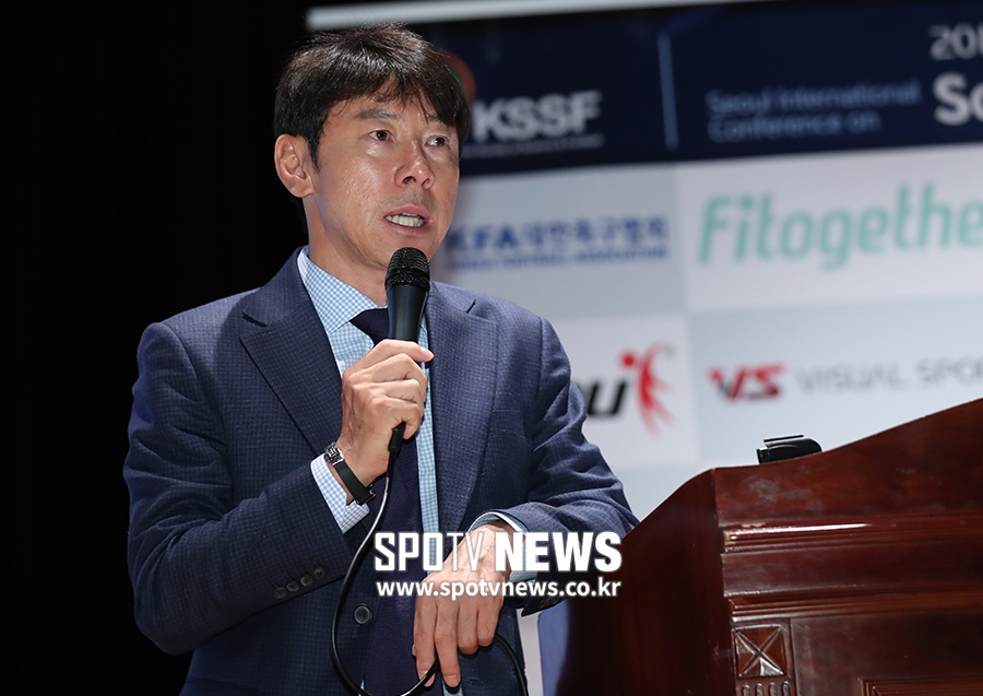 [포토S] 신태용 감독, 러시아 월드컵 마치고 첫 리뷰