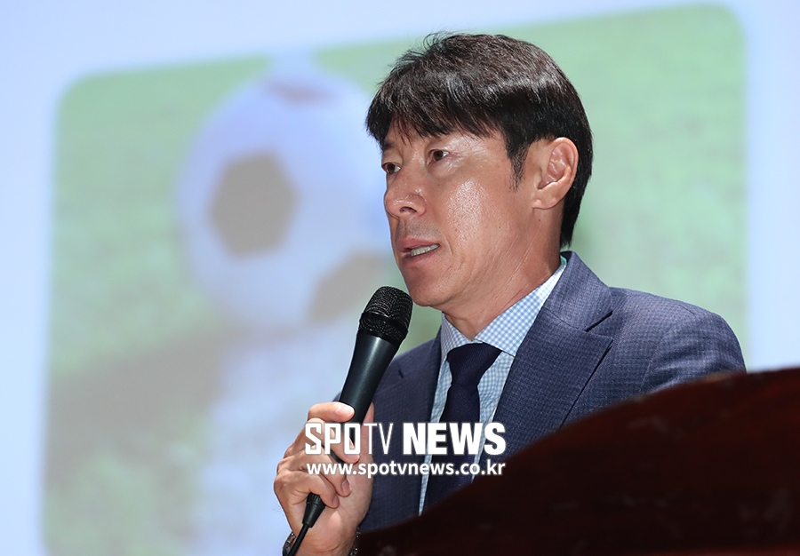 [포토S] 축구 관계자들 앞에 선 신태용 감독