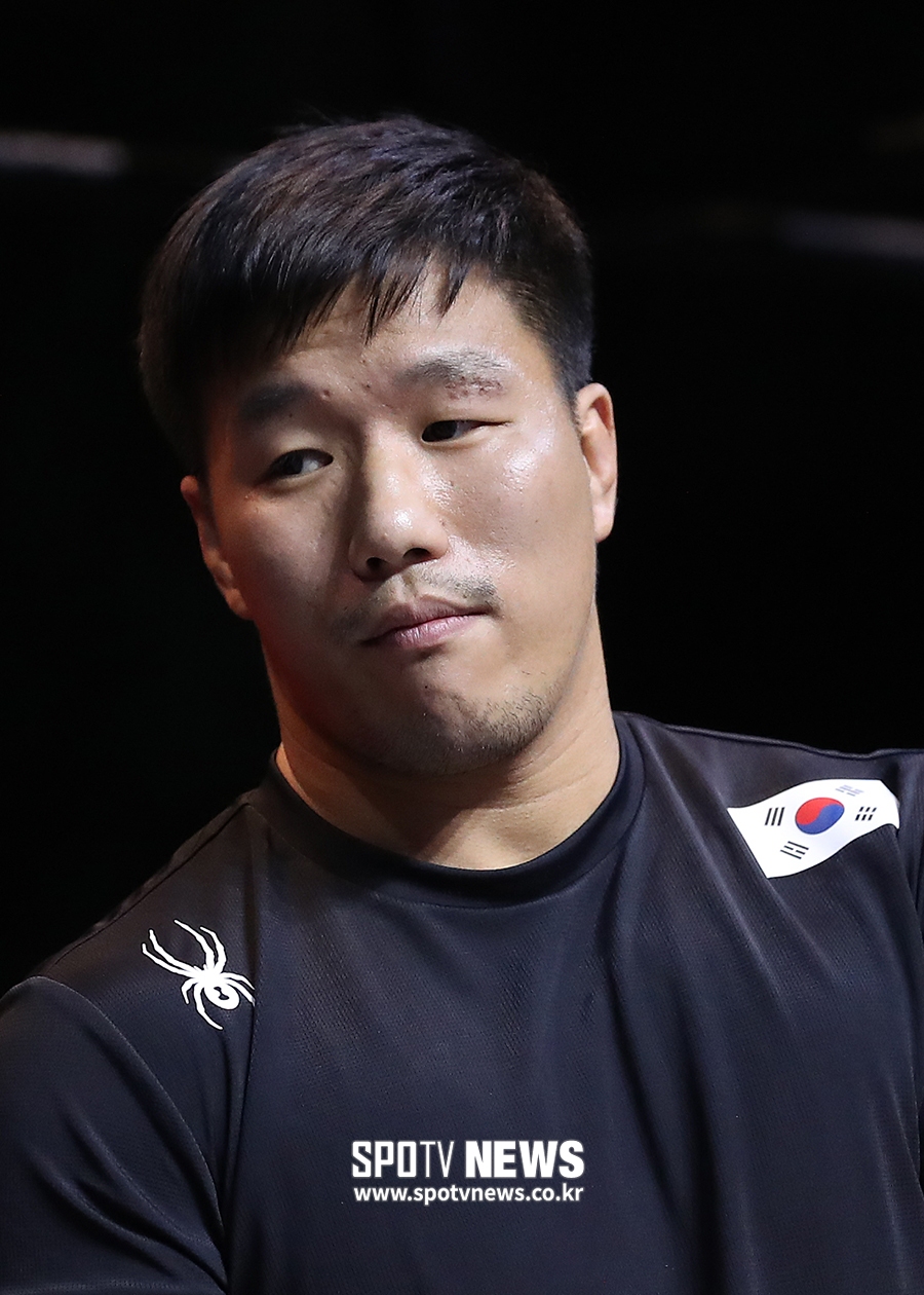 [포토S] '붕대 투혼' 조효철, '실밥 풀고 왔어요'