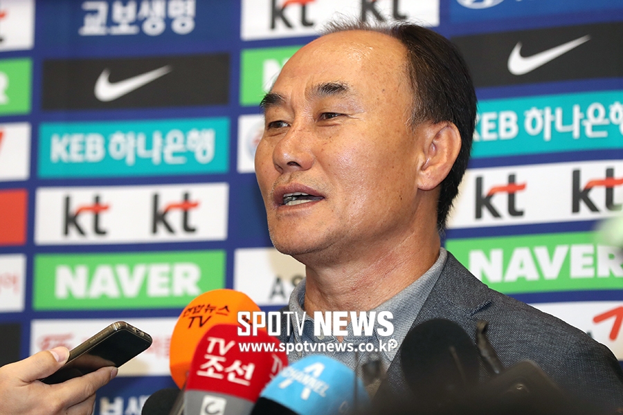 [포토S] 김학범 감독, "태극기는 일장기 위에 있어야"