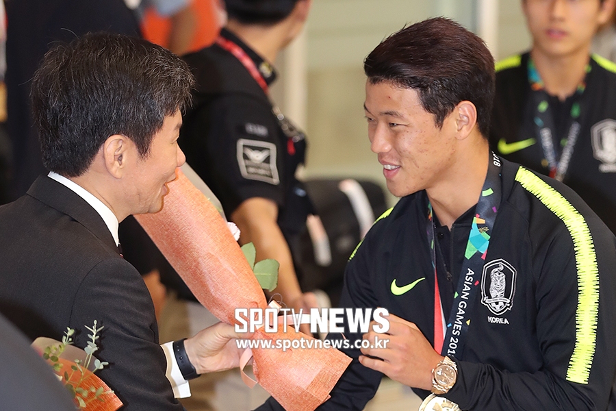 [포토S] 정몽규 회장, '황희찬 수고했어'