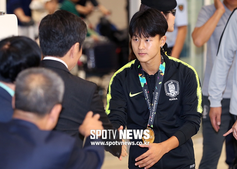 [포토S] 이승우, 금메달 목에 걸고 정몽규 회장과 악수
