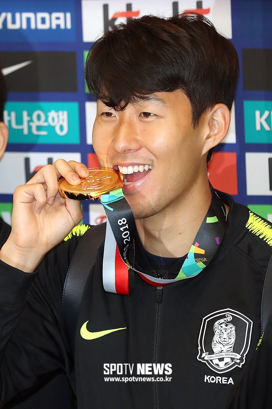 [포토S] 금메달 깨무는 손흥민