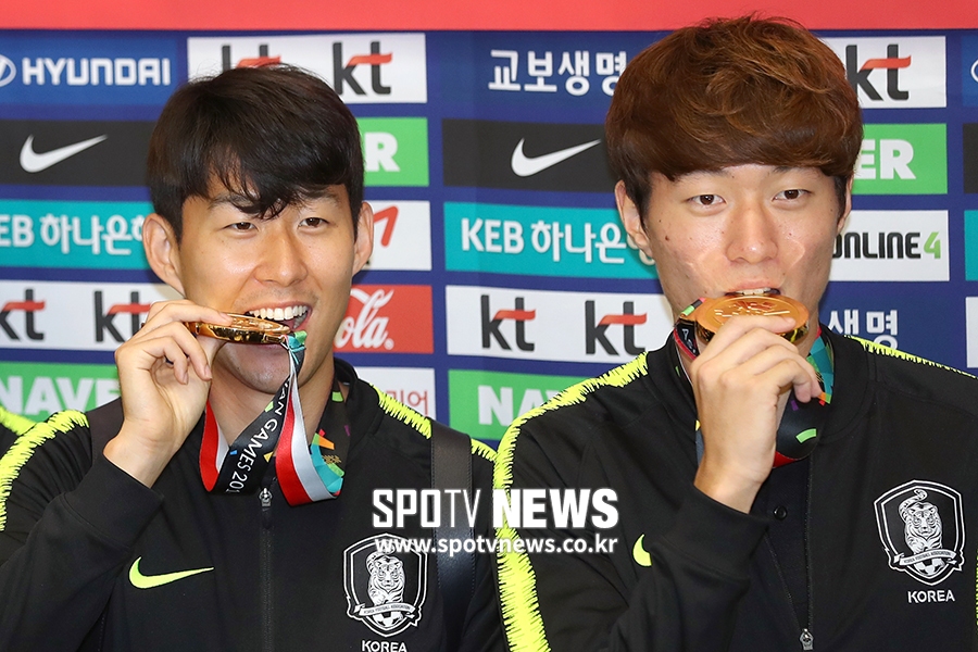[포토S] 손흥민-황의조, '이제 꽃길만 걸어요'