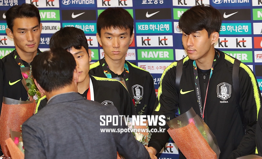 [포토S] 김학범 감독과 악수 나누는 손흥민