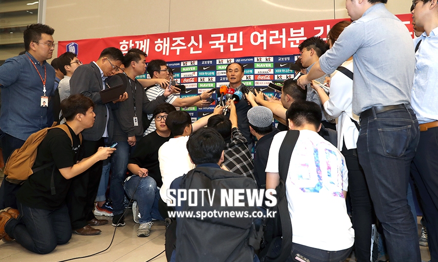 [포토S] 많은 취재진에 둘러싸인 김학범 감독