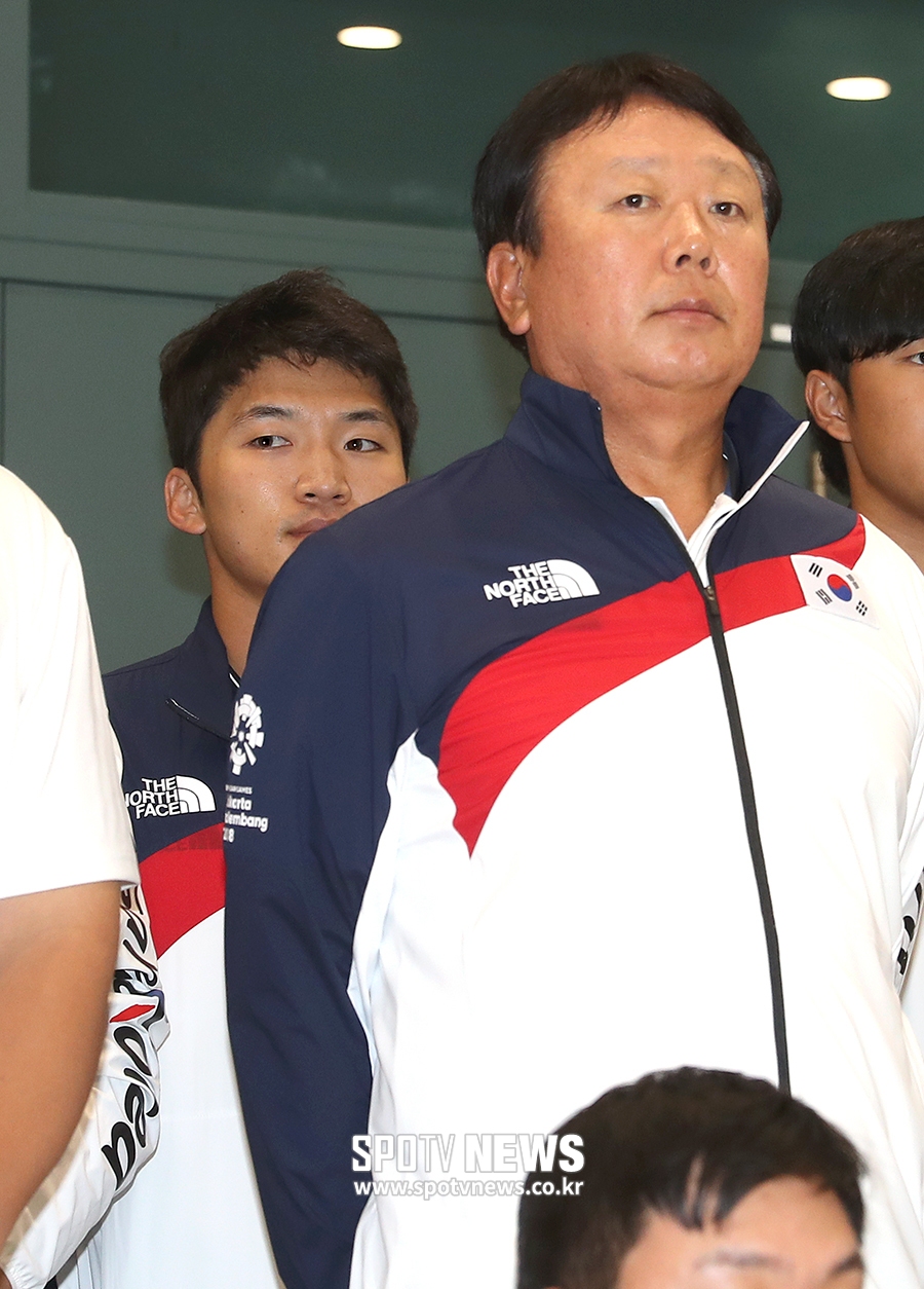[포토S] 박해민, 선동열 감독 뒤에서