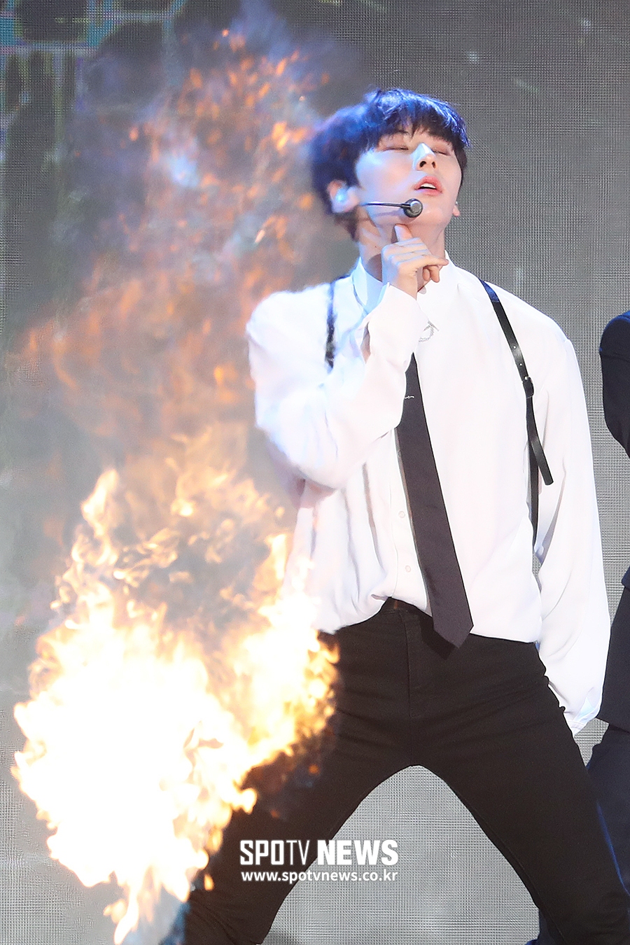 [포토S] 워너원 황민현, '앗 뜨거'