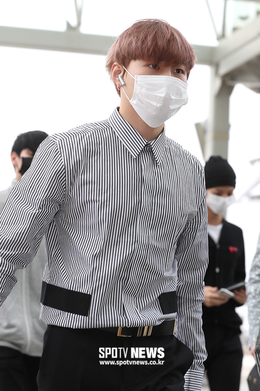 [포토S] 워너원 하성운, 마스크 위로 강렬한 눈빛