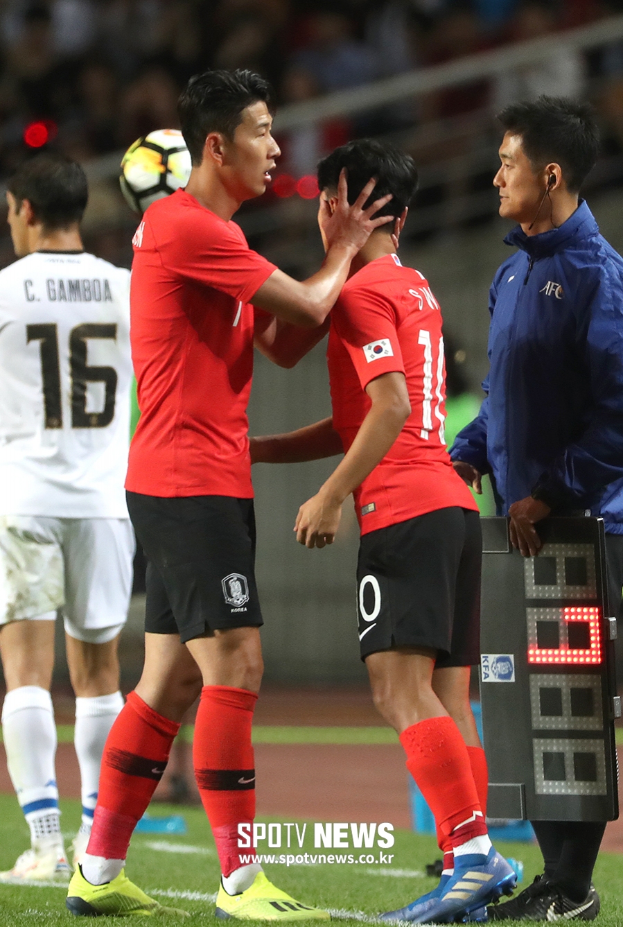 [포토S] 이승우와 교체되는 손흥민
