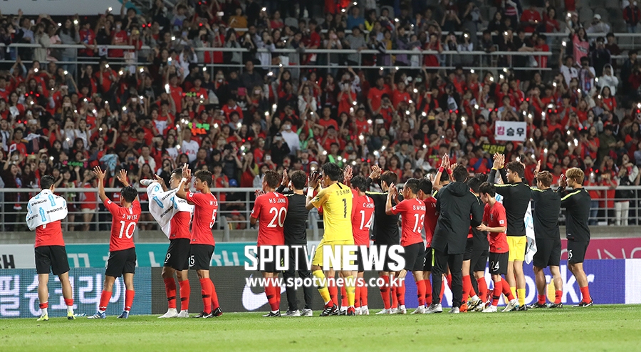 [포토S] 팬들에게 인사하는 축구대표팀