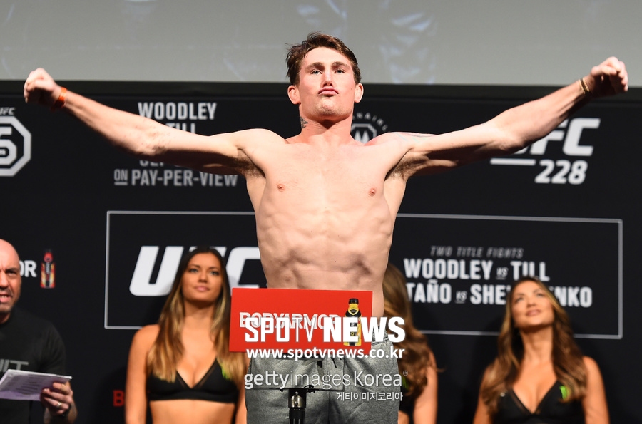 [UFC] 대런 틸 계체 통과 후 '쌍권총'…니코 몬타뇨 신장 이상 '아웃'