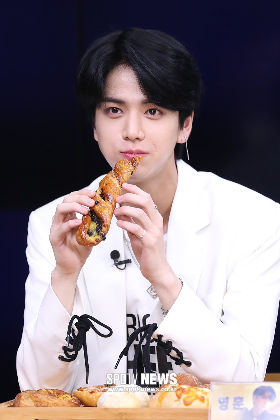 [포토S] 더보이즈 영훈, 빵만 들어도 화보 완성