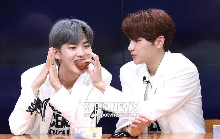 [포토S] 더보이즈 현재, 활에게 어미새처럼