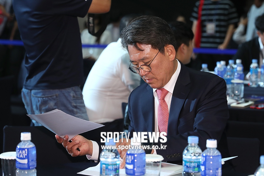 [포토S] 조계현 단장, '누구를 선택해야 할 지'