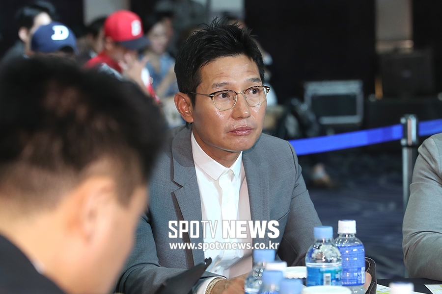 [포토S] 생각에 잠긴 염경엽 단장