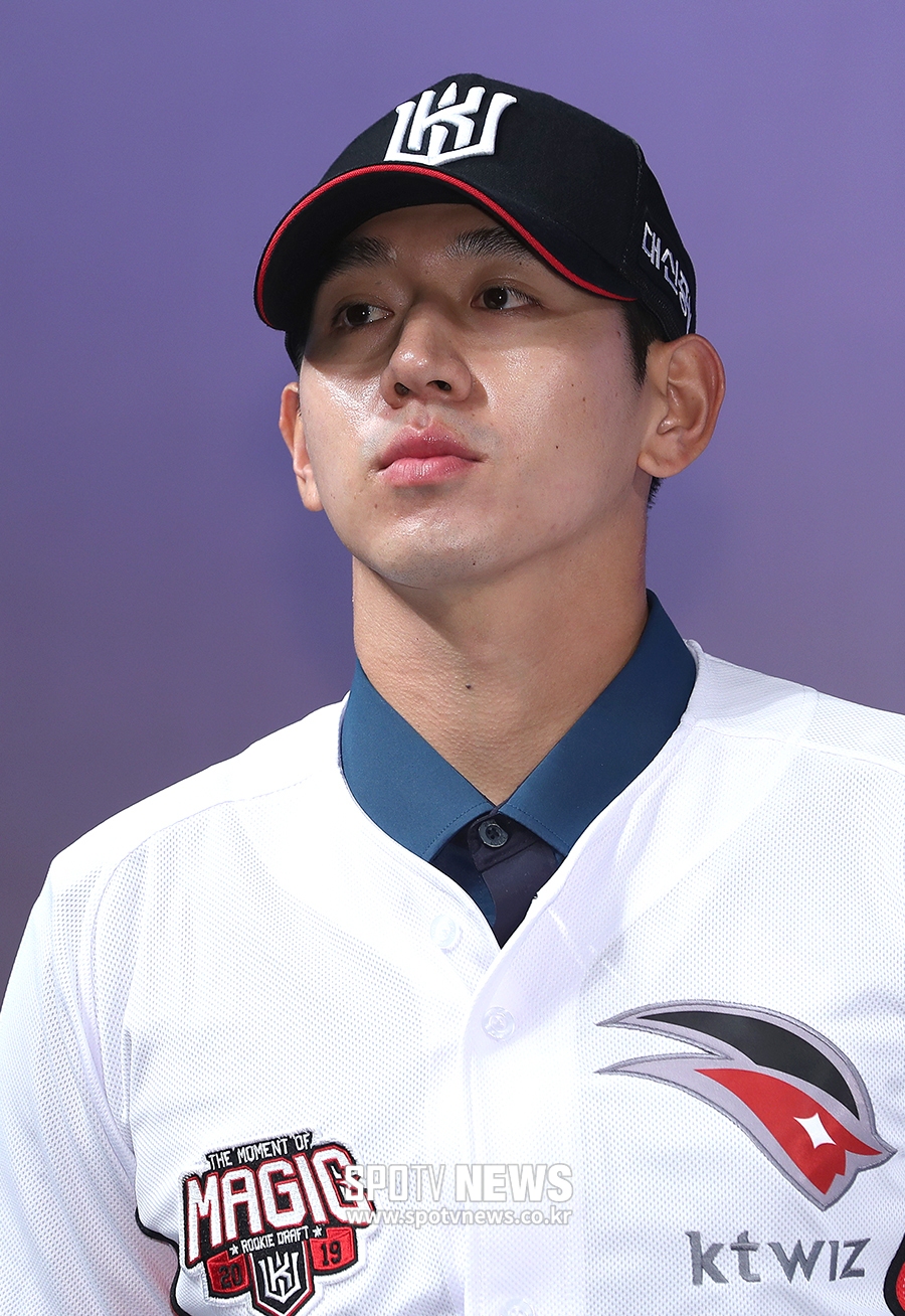 [포토S] 이대은, 'KT에 꼭 필요한 선수가 되겠습니다'