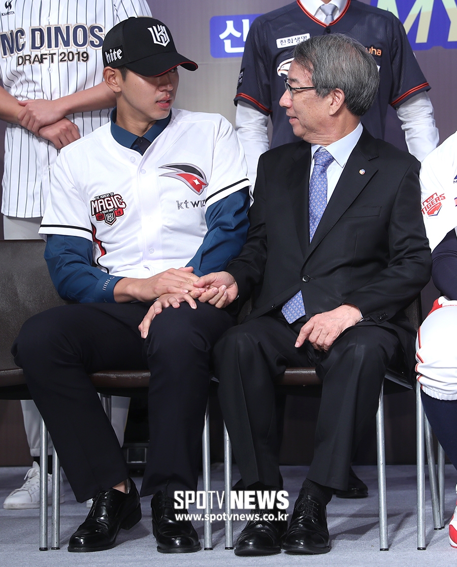 [포토S] 정운찬 총재와 악수 나누는 이대은