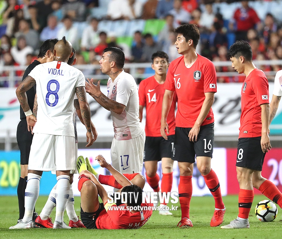 [포토S] '태클이 심하네!'