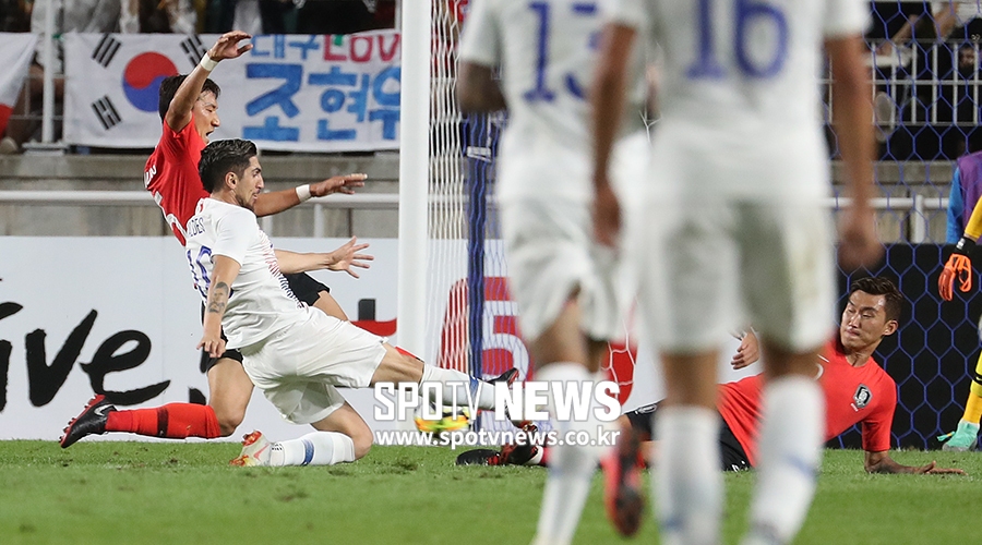 [포토S] 골문 향해 슈팅 시도하는 발데스